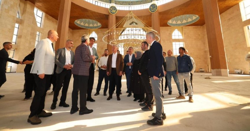Kocaeli Büyükşehir Belediye Başkanı Tahir Büyükakın, yapımı devam eden ve