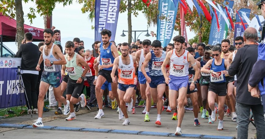 Kocaeli'de Cumhuriyet'in 102. yılı dolayısıyla düzenlenen 12. Uluslararası Cumhuriyet Koşusu'na,