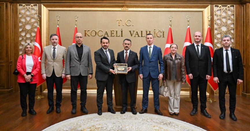 CHP İzmit İlçe Başkanı Gökhan Ercan ve yeni yönetim kurulu