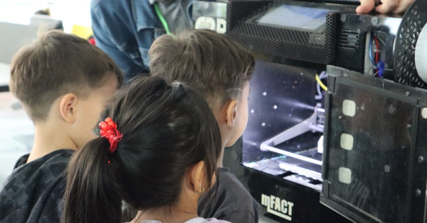 İzmit Belediyesi Çınar Çocuk Evleri öğrencileri, 3D Yazıcı Merkezi’ni ziyaret