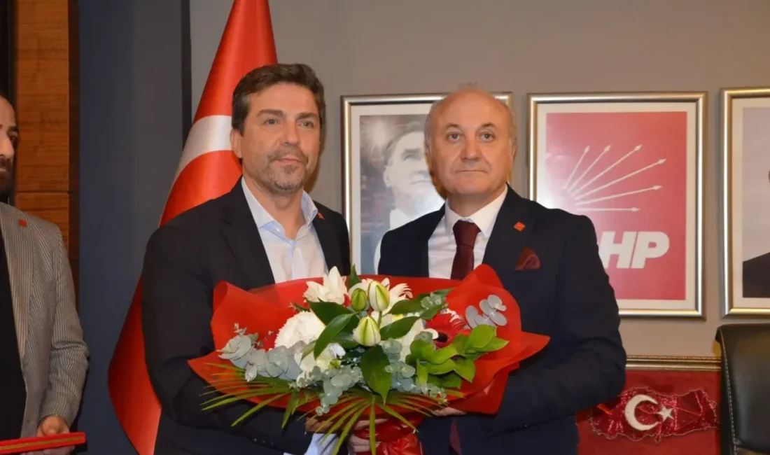 CHP Kocaeli İl Başkanlığı’nda gerçekleşen devir teslim töreninde Erdem Arcan,