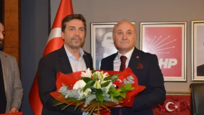 CHP Kocaeli İl Başkanlığı’nda gerçekleşen devir teslim töreninde Erdem Arcan,
