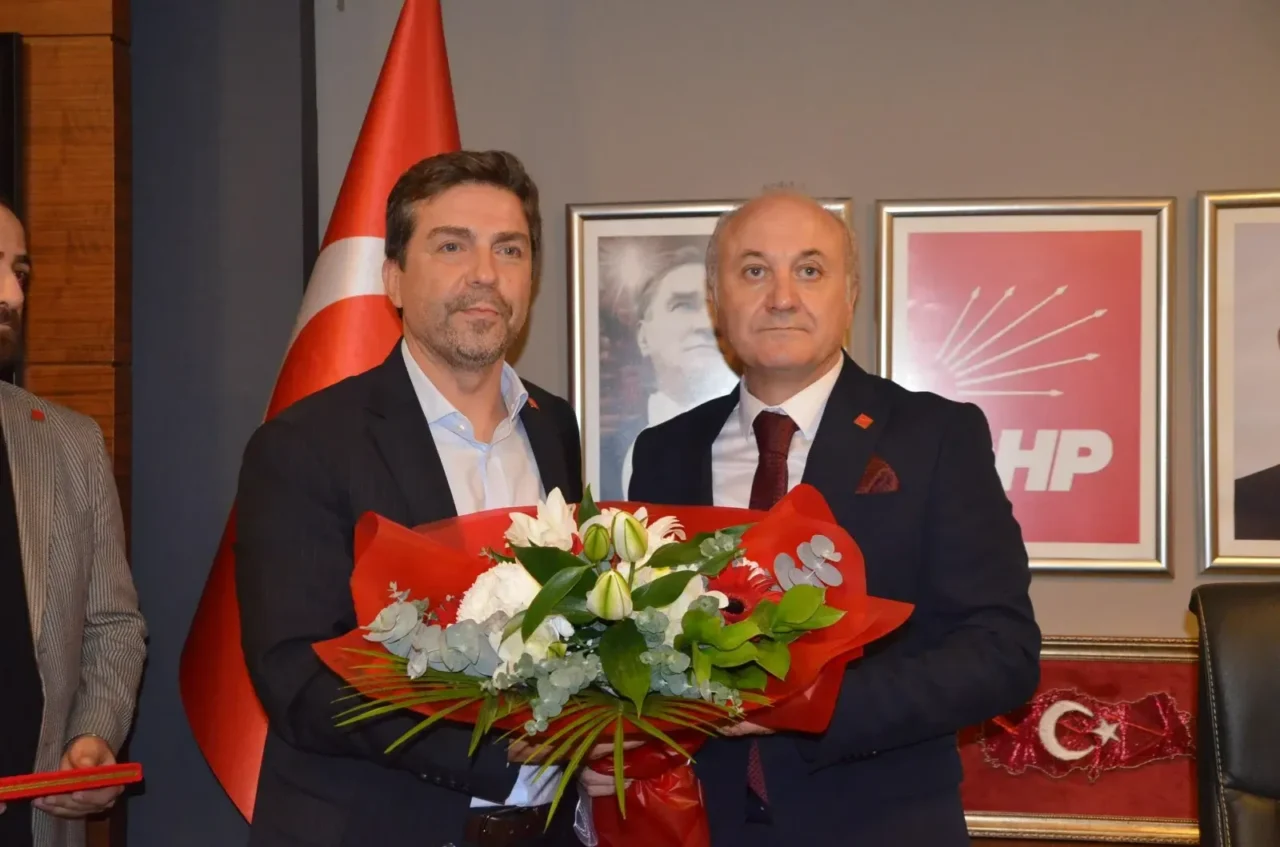 CHP Kocaeli İl Başkanlığı’nda gerçekleşen devir teslim töreninde Erdem Arcan,