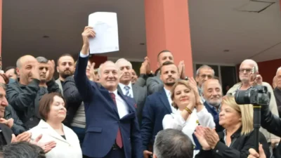 CHP Kocaeli İl Başkanlığı’na seçilen Erdem Arcan, Kocaeli Adliyesi’nden mazbatasını