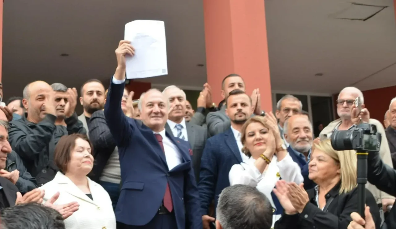 CHP Kocaeli İl Başkanlığı’na seçilen Erdem Arcan, Kocaeli Adliyesi’nden mazbatasını