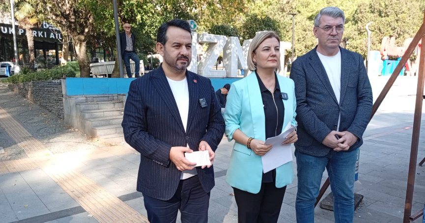 Cumhuriyet Parkı’nda bir basın açıklaması yapan İzmit Belediye Başkanı Fatma