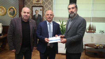 Körfez Belediye Başkanı Şener Söğüt, saha ziyaretleri dışında makamında ziyaretçileri