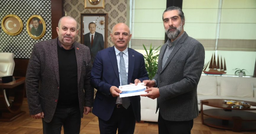 Körfez Belediye Başkanı Şener Söğüt, saha ziyaretleri dışında makamında ziyaretçileri