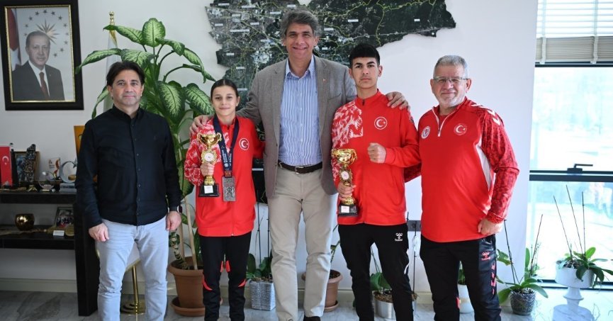 Kartepeli başarılı sporcular, kazandıkları kupalarla birlikte Kartepe Belediye Başkanı Av.