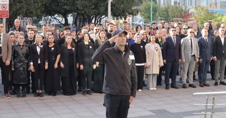 İzmit Belediyesi personeli, 10 Kasım sabahında kentin dört bir yanında