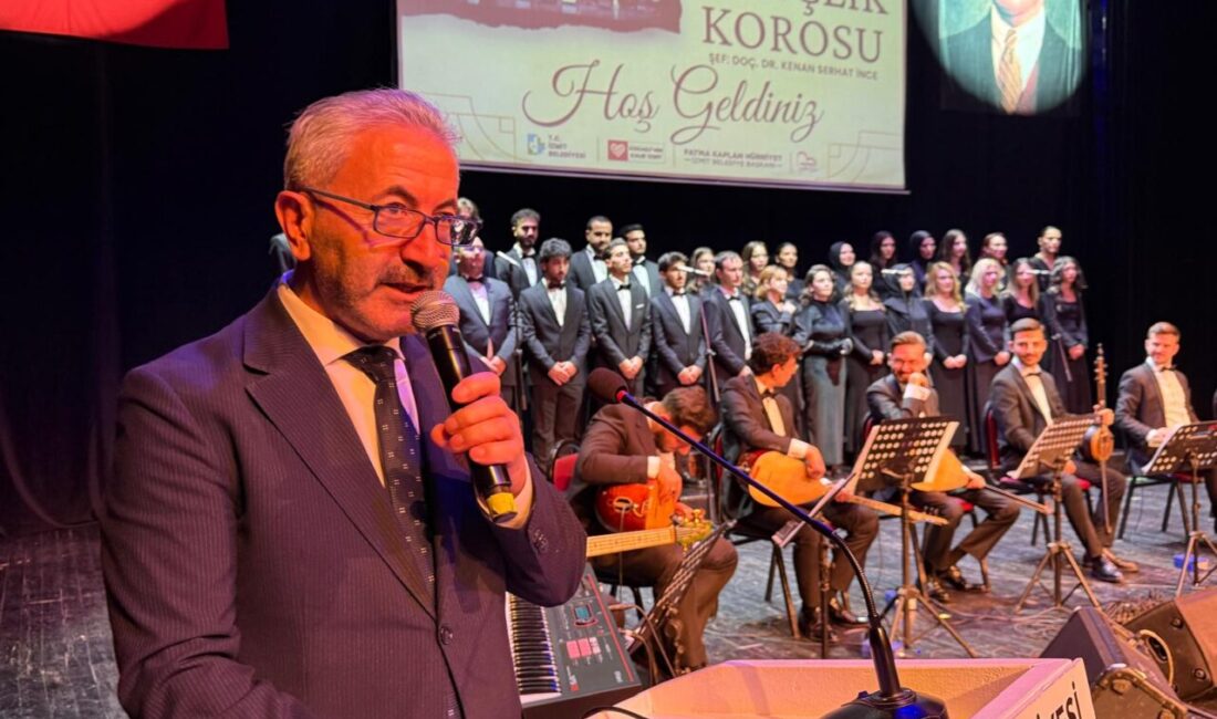 İzmit Belediyesi Türk Halk Müziği Gençlik Korosu, yoğun ilgi gören