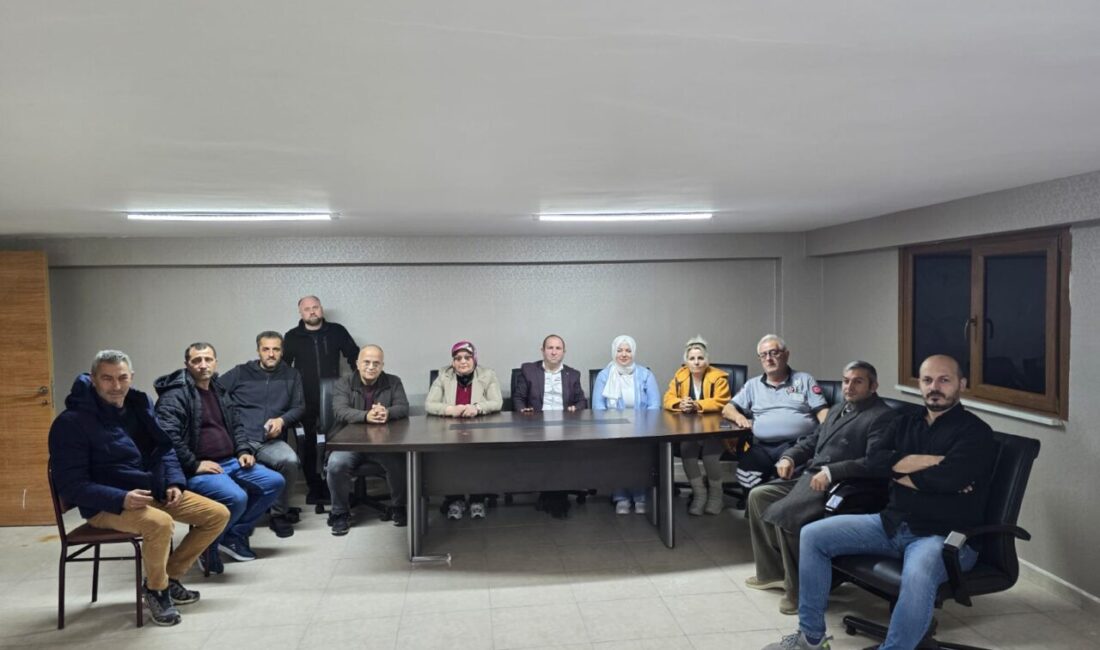 Gelecek Partisi Kocaeli İl Başkanı Ömer Uçar yönetim kurulu üyeleriyle