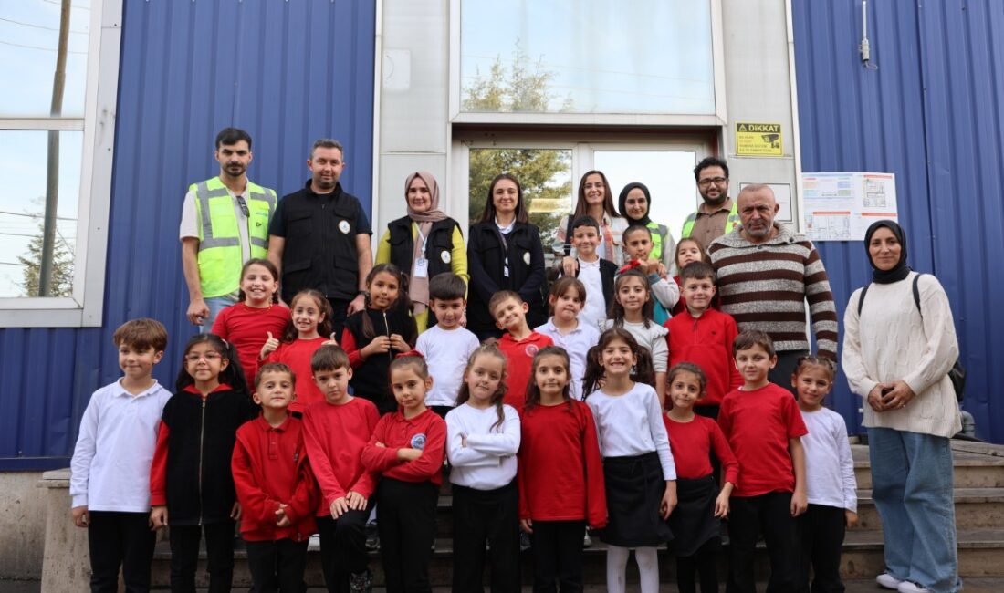 Kartepe Belediyesi, ilkokul öğrencilerine yönelik düzenlediği geri dönüşüm farkındalık eğitimlerine