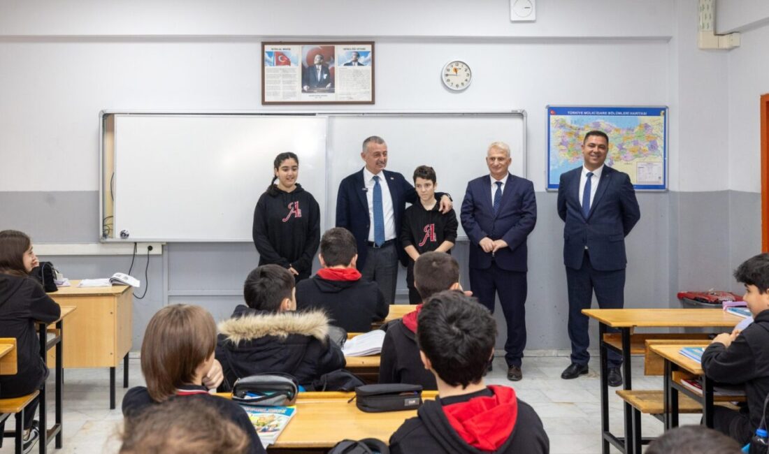 Kocaeli Büyükşehir Belediye Başkanı Tahir Büyükakın, İzmit Atatürk Ortaokulu 7-E