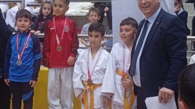 Kartepe Belediyespor karate sporcuları, Hergeleci İbrahim Spor Salonu’nda düzenlenen Kocaeli