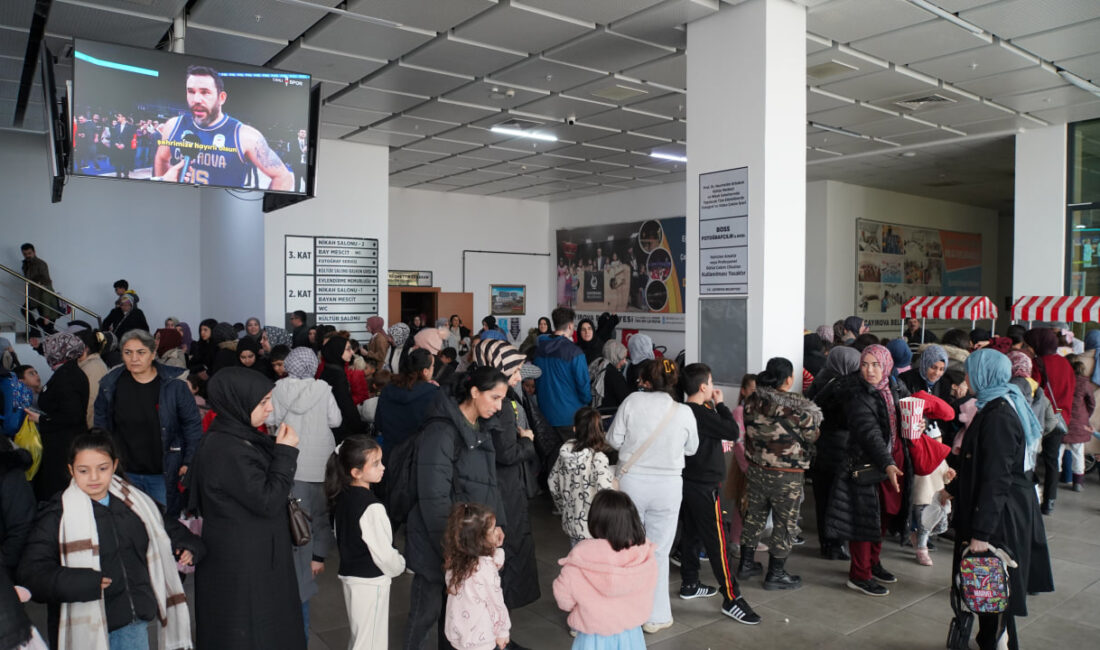 Ara tatilde olan Çayırovalı minikler, çocuk tiyatrolarıyla hem eğleniyor hem