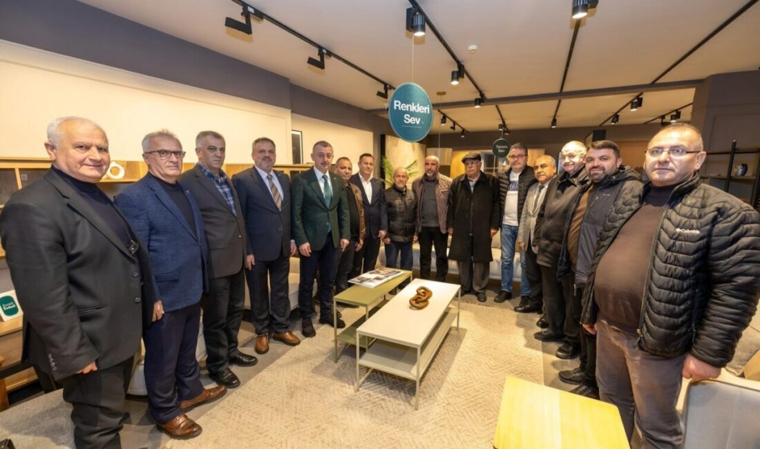 Kocaeli Büyükşehir Belediye Başkanı Tahir Büyükakın, İzmit Zincirlikuyu Caddesi esnafını