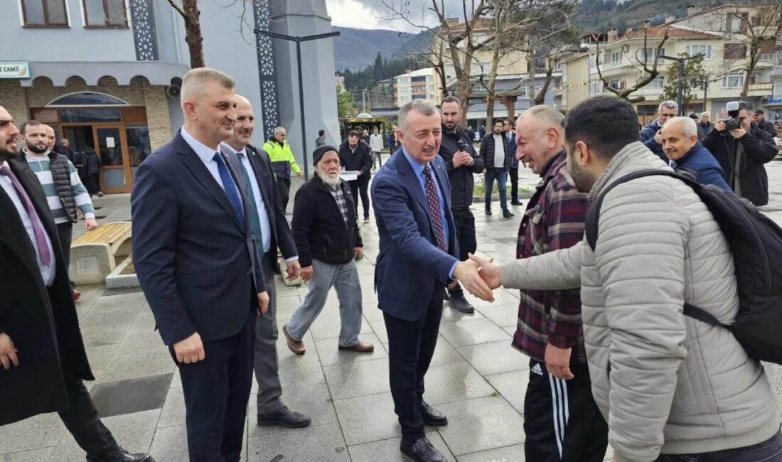 Kocaeli Büyükşehir Belediye Başkanı Tahir Büyükakın, Ulaşlı'da vatandaş ve esnaf
