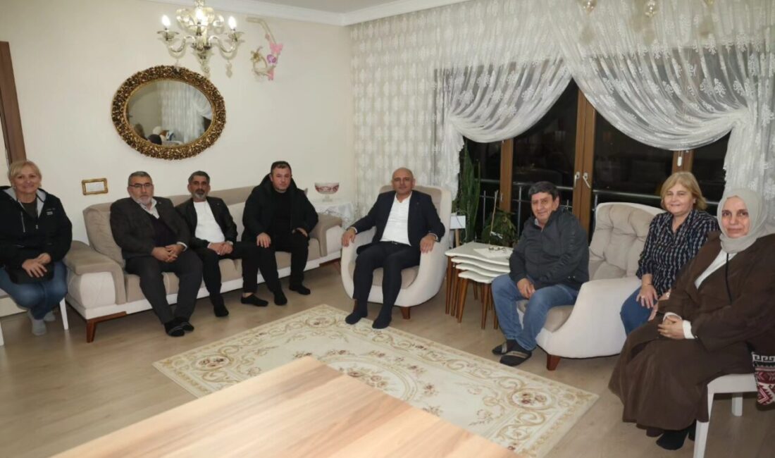 Körfez Belediye Başkanı Şener Söğüt, her akşam bir mahallede gönüllere