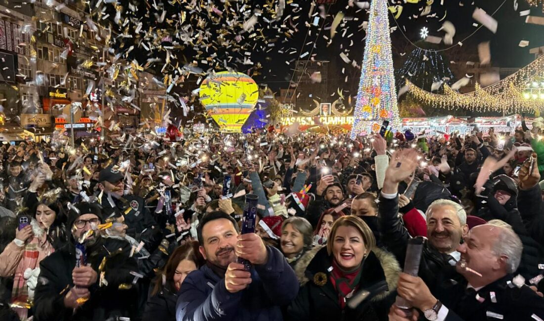 İzmit Belediyesinin organize ettiği yılbaşı etkinlikleriyle Belsa Meydanı, 2026’ya girerken