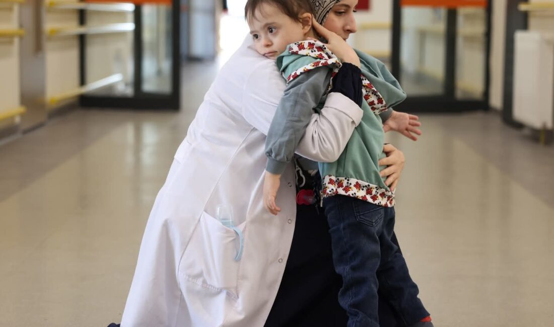 Gonca Engelsiz Yaşam Merkezi'nde eğitim gören minik Alparslan'ın azmini paylaşan