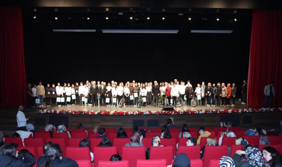 Çayırova Belediyesi’nin bilgi evlerinde eğitim gören 8. sınıf öğrencilerinin ter