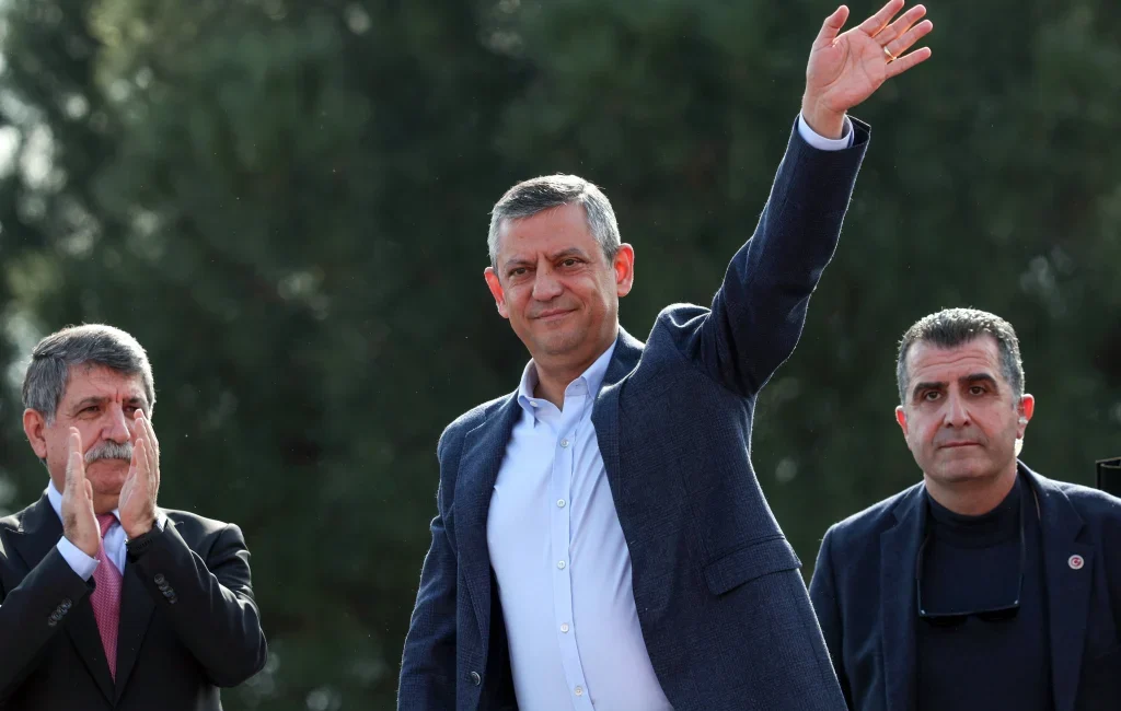 CHP lideri Özgür Özel, Kocaeli'de yaptığı konuşmada, yerel yönetimlerin icraatlarını