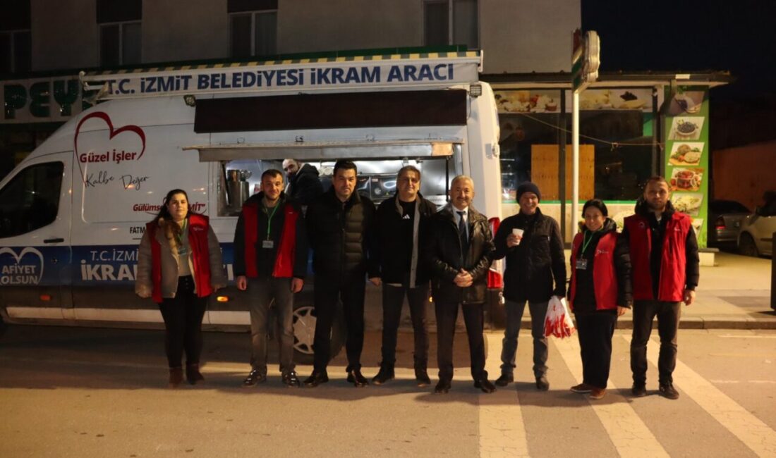 İzmit Belediyesi, Alikahya’da sabahın erken saatlerinde işe giden emekçilere ikramda