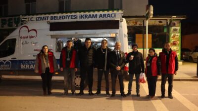 İzmit Belediyesi, Alikahya’da sabahın erken saatlerinde işe giden emekçilere ikramda