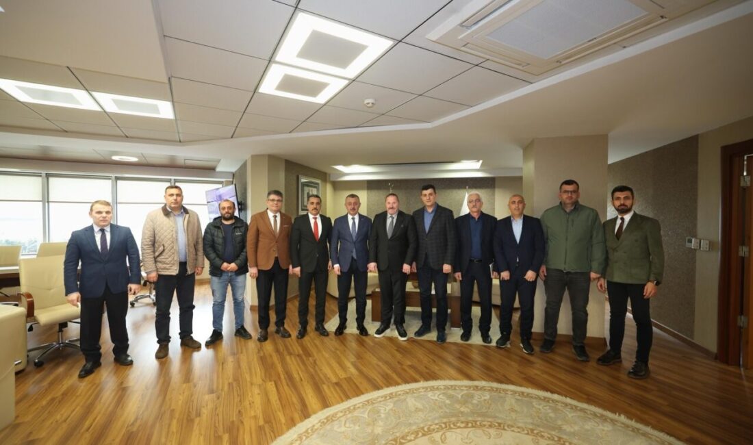 Kocaeli Büyükşehir Belediye Başkanı Tahir Büyükakın, sporculardan öğrencilere, sivil toplum