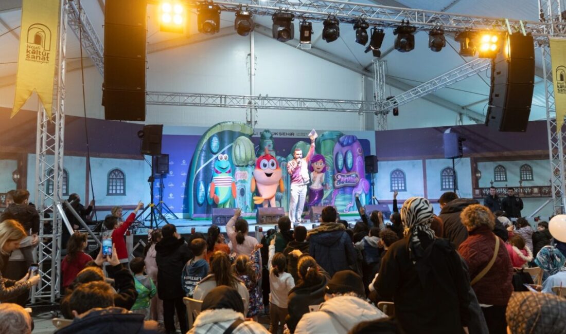 Kocaeli Büyükşehir Belediyesi’nin İzmit Kent Meydanı’nda kurduğu Ramazan Çadırı, 7’den