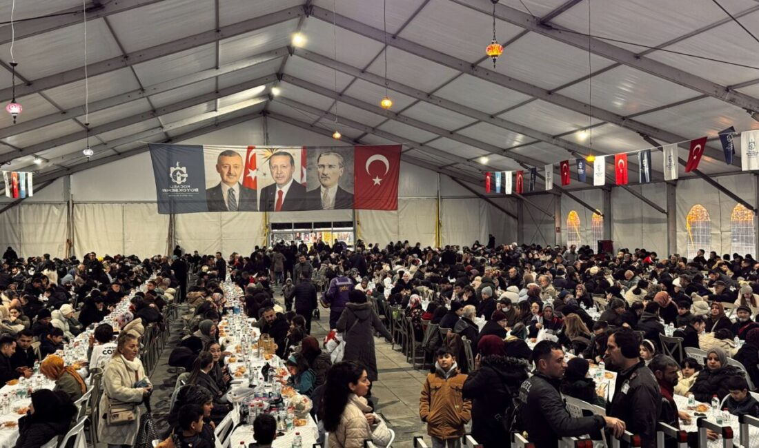 Kocaeli Büyükşehir Belediyesi’nin İzmit Kent Meydanı’na kurduğu Ramazan Çadırı’nda tasavvuf