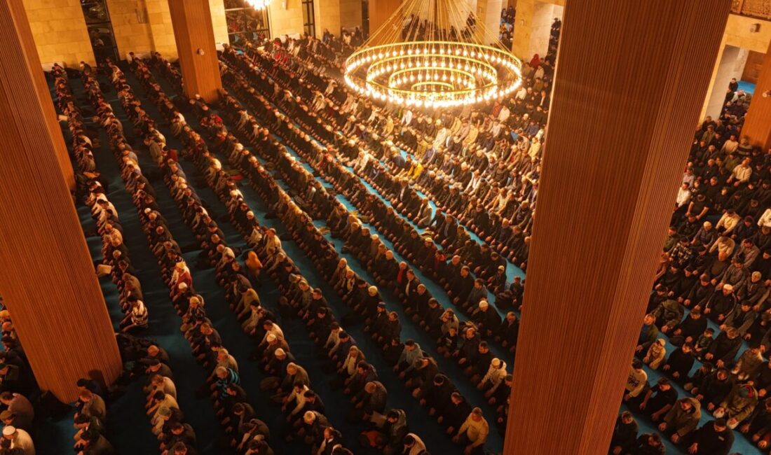 Kocaeli Büyükşehir Belediyesi’nin ilçeye kazandırdığı Kartepe Kent Meydanı Camii, ibadete