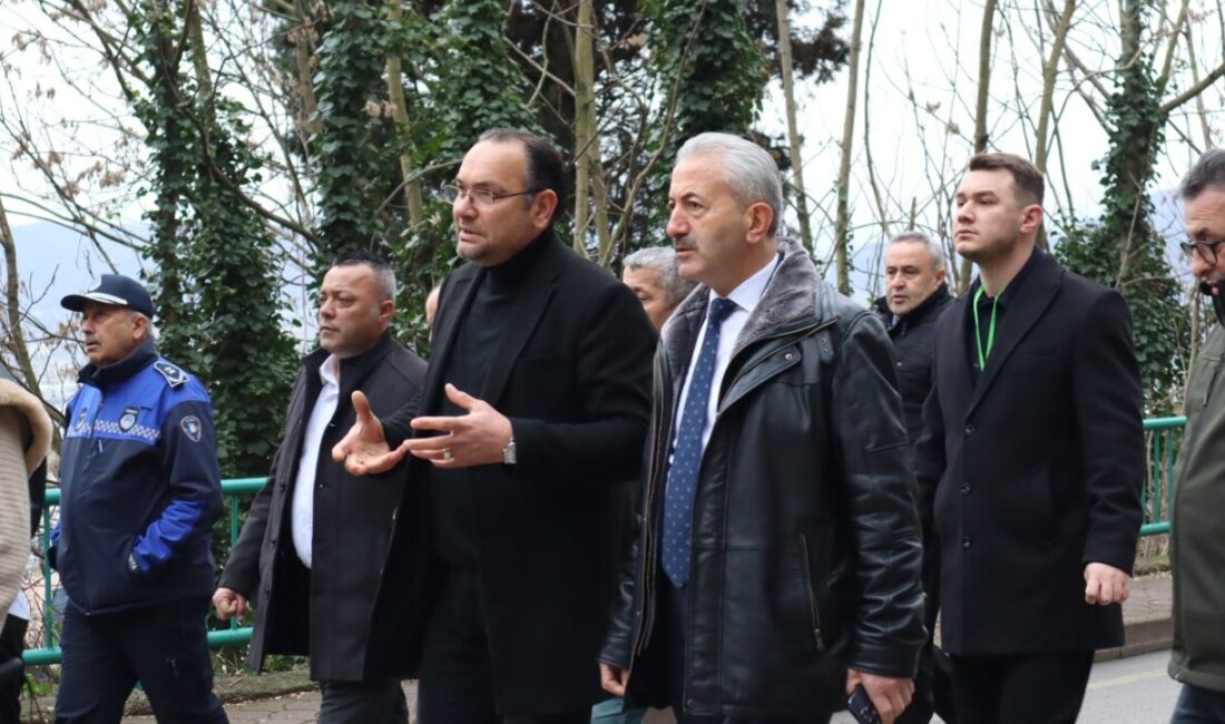 İzmit Belediyesi, mahalle ziyaretleri kapsamında Veliahmet Mahallesi’nde vatandaşların taleplerini yerinde