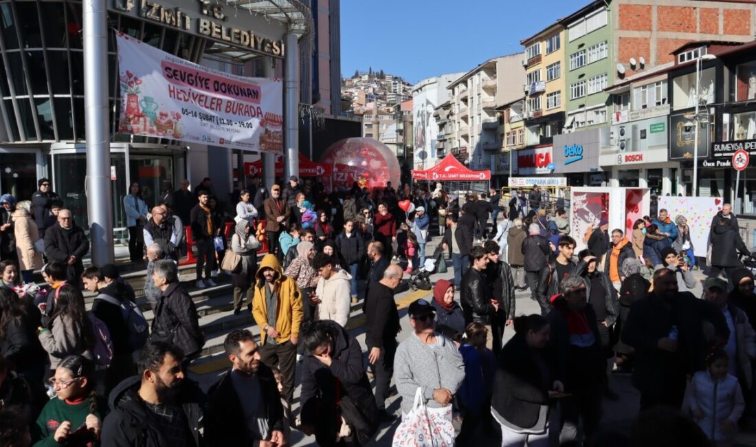 İzmit Belediyesi, 14 Şubat Sevgililer Günü’nde Belediye Meydanı’nda gün boyu