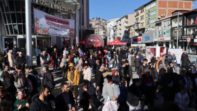 İzmit Belediyesi, 14 Şubat Sevgililer Günü’nde Belediye Meydanı’nda gün boyu