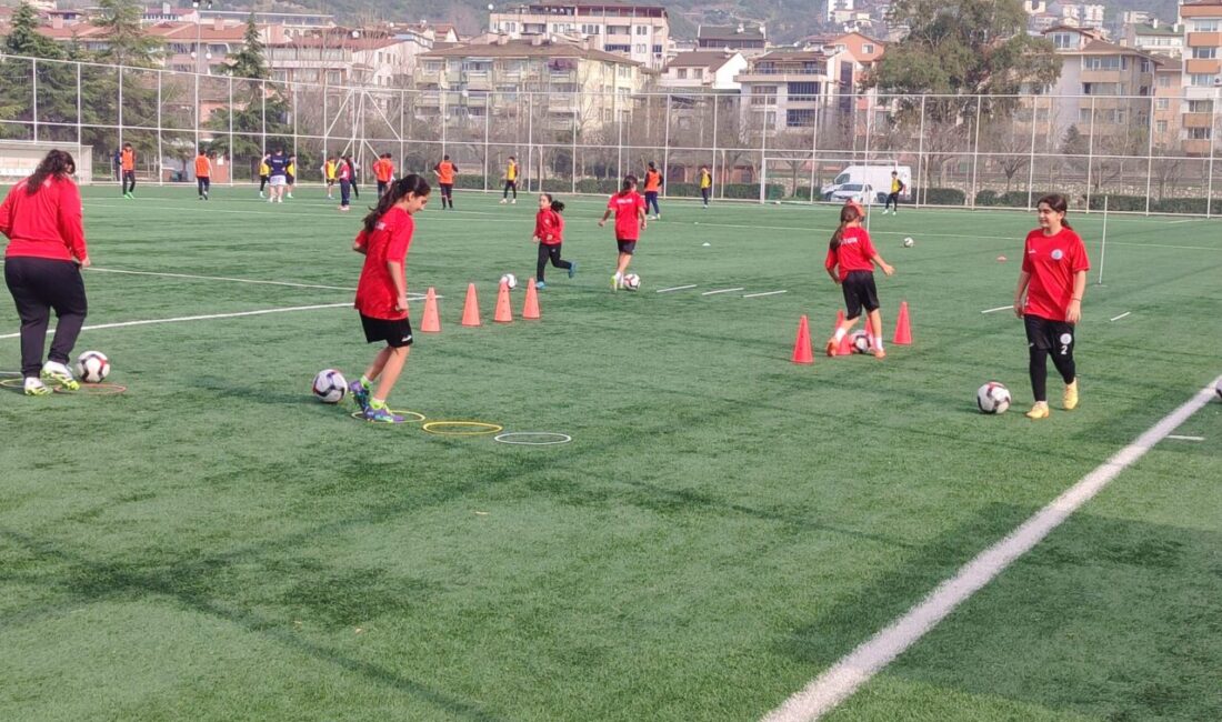 Körfez Gençlerbirliği SK U13 Küçük Kızlar Futbol Ligi hazırlıklarına aralıksız