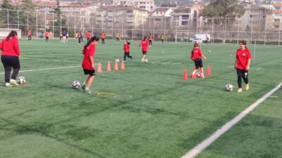 Körfez Gençlerbirliği SK U13 Küçük Kızlar Futbol Ligi hazırlıklarına aralıksız
