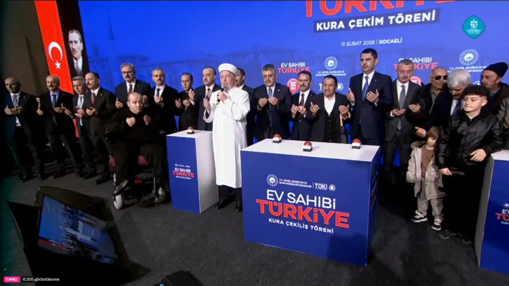 Kocaeli'de düzenlenen TOKİ sosyal konut projesi kura çekimi, yoğun katılımla