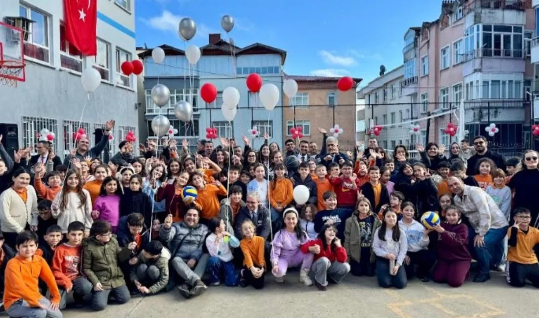 OYAK Çimento çalışanlarının gönüllülük hareketi “Renkli Yakalar”, Ünye İnönü İlkokulu’nun
bahçesini