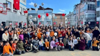 OYAK Çimento çalışanlarının gönüllülük hareketi “Renkli Yakalar”, Ünye İnönü İlkokulu’nun
bahçesini