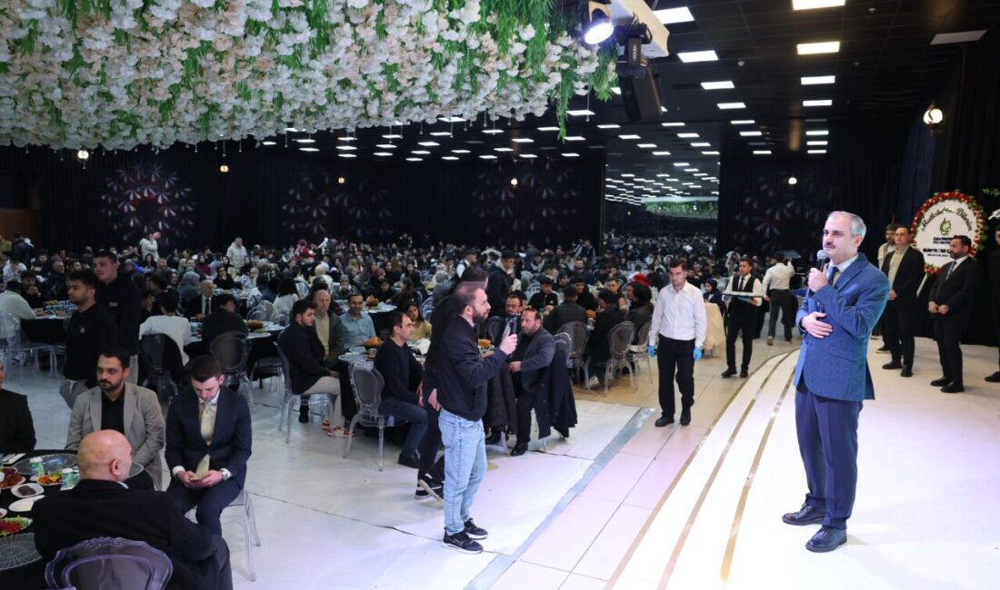 Çayırova Belediye Başkanı Bünyamin Çiftçi, bugün ilçedeki gençlerle iftarda bir