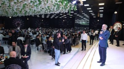 Çayırova Belediye Başkanı Bünyamin Çiftçi, bugün ilçedeki gençlerle iftarda bir