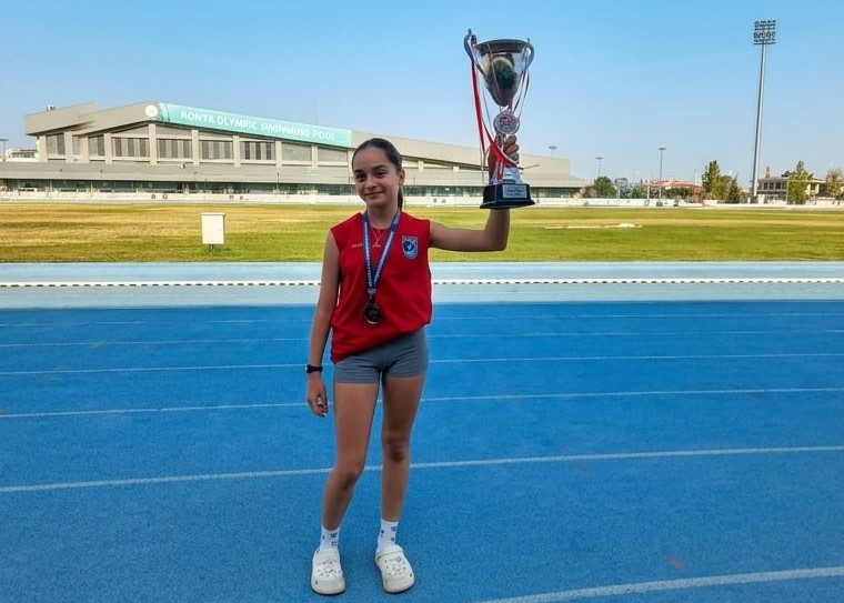 İzmit Belediyesi Çınar Akademi öğrencisi Alya Gül Keskin, atletizmde ilde