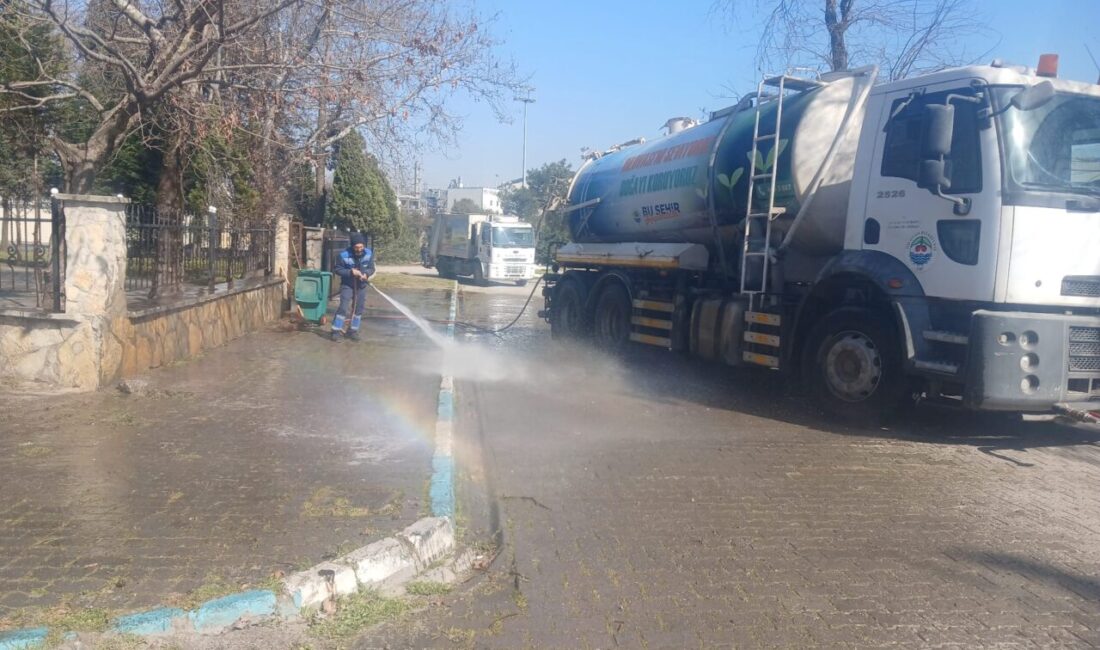 Dilovası Belediyesi Temizlik İşleri Müdürlüğü ekipleri, ilçe genelinde cadde ve