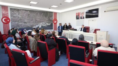 Derince Belediyesi bünyesinde görev yapan kadın çalışanlara emeklerinden dolayı teşekkür