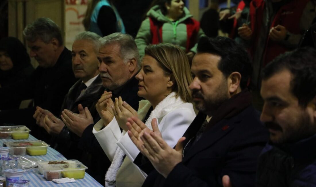 Başkan Hürriyet, Yenişehir Kapalı Pazar Alanı’ndaki iftar programında vatandaşlarla bir