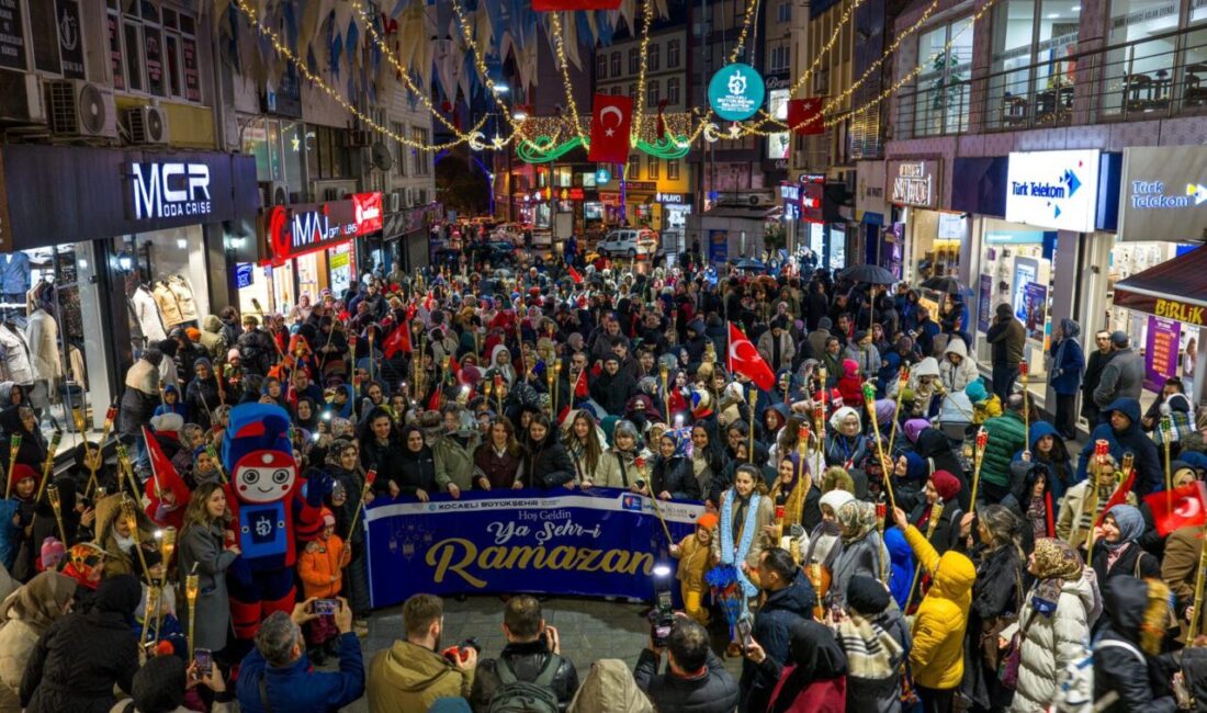 Kocaeli Büyükşehir Belediyesi’nin Gebze Kent Meydanı’nda düzenlediği Ramazan etkinlikleri yoğun