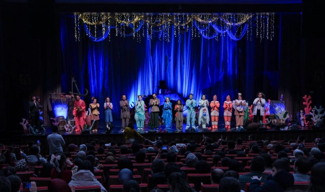 Kocaeli Büyükşehir Belediyesi bünyesindeki Halkevi Gençlik Merkezi Tiyatro Kulübü öğrencileri