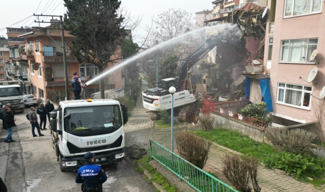 Kozluk Mahallesi Numan Kahya Sokak’ta tehlike arz eden bina, İzmit